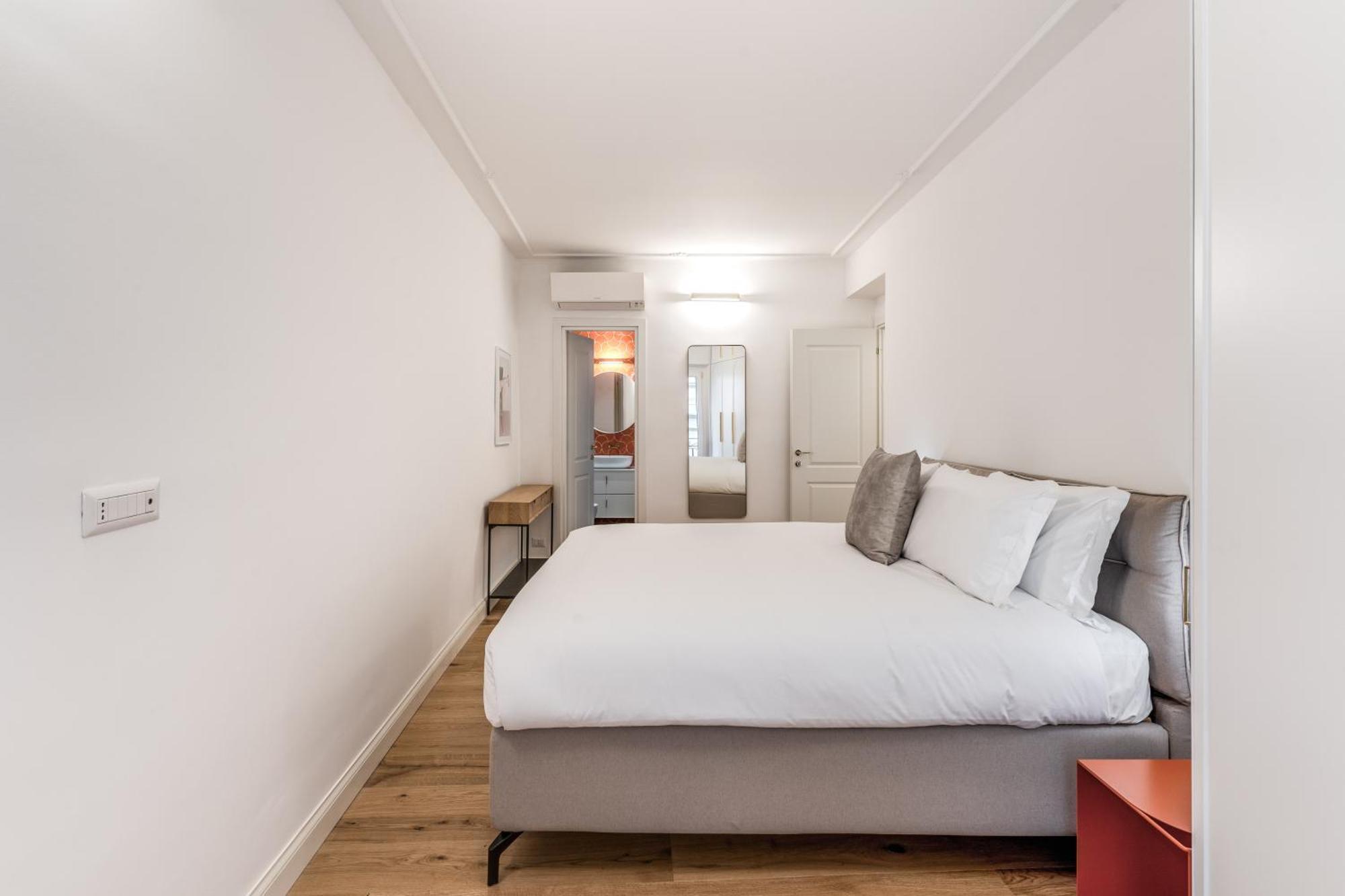 Silent 2 Bdrm Heart Of Trastevere Apartment